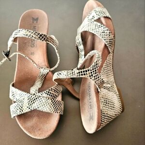 Mephisto metallic snake print wedges t-strap sz 40 euc 2.5" heel strappy